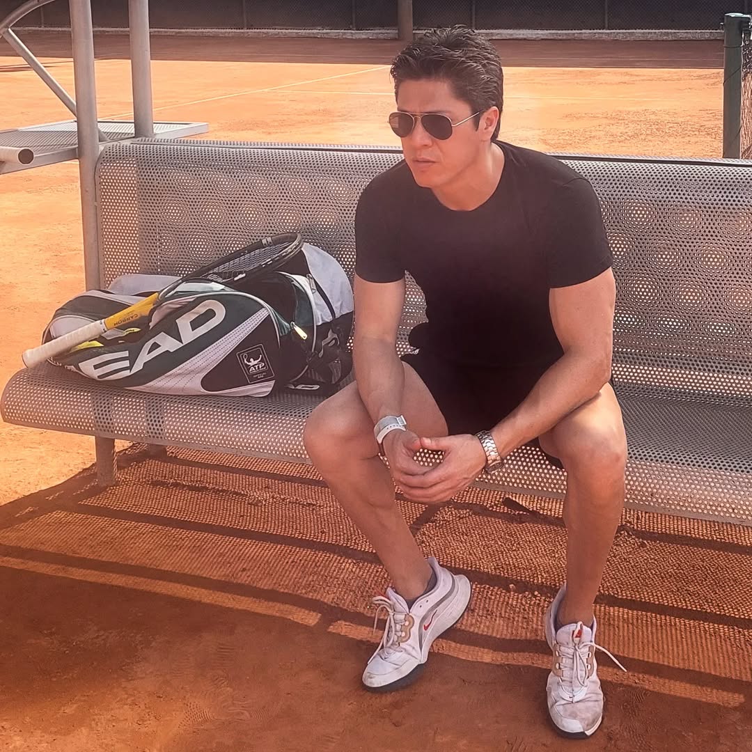 Jugando tenis en cancha de polvo de ladrillo con gafas de sol – Luis Rivera @luis_riverav